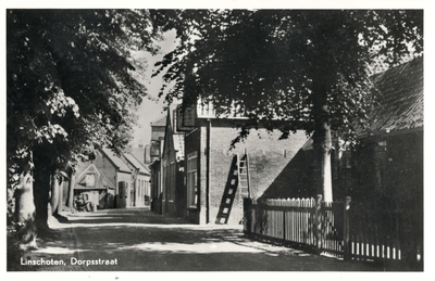 11359 Gezicht in de Dorpsstraat met bebouwing te Linschoten uit het noorden. N.B. De gemeente Linschoten is per 1 ...